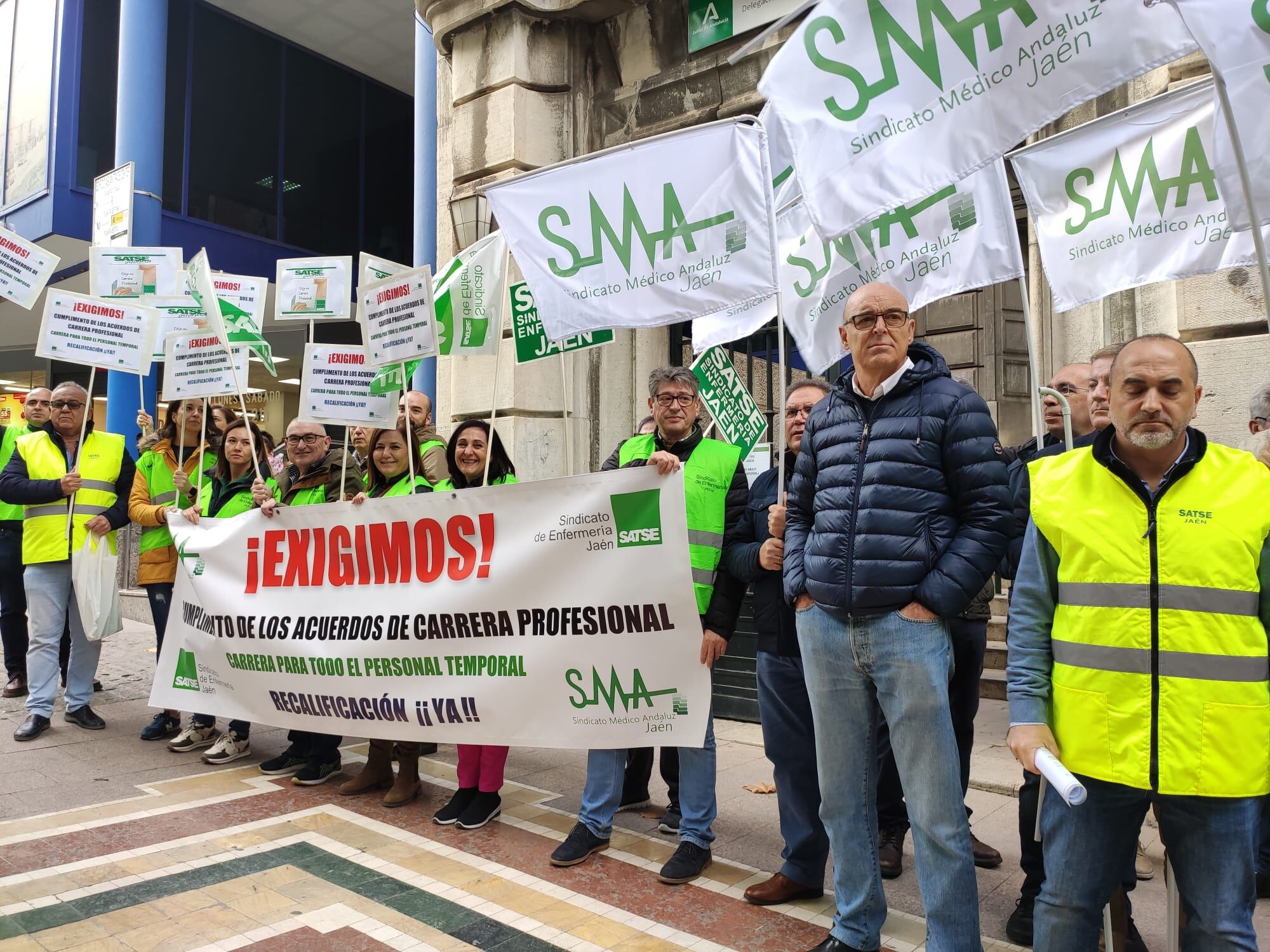 Médicos y enfermeros participan en una concentración promovida por el sindicato Satse