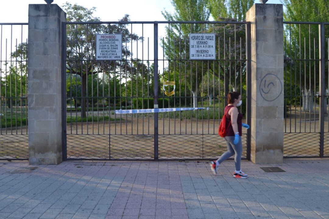 Una mujer camino por fuera del Parque Norte durante los primeros días de la desescalda