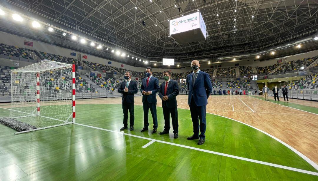 De izquierda a derecha, el alcalde de Jaén, Julio Millán; el presidente de la Junta, Juan Manuel Moreno; el de la Diputación de Jaén, Francisco Reyes, y el consejero de Educación y Deportes, Javier Imbroda.