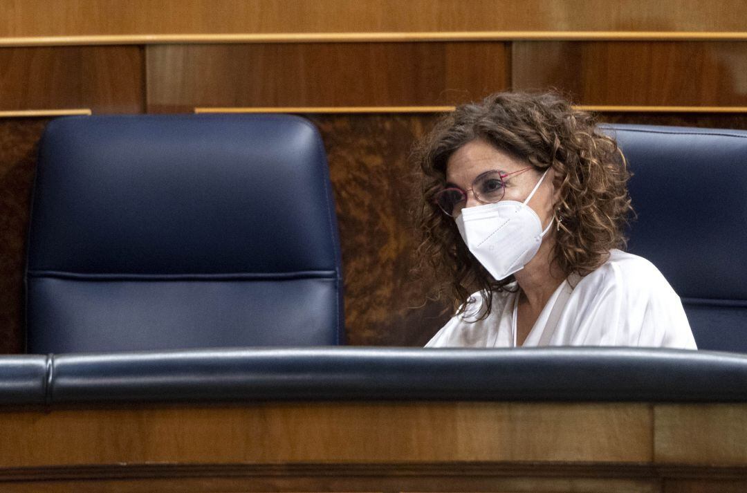 La ministra de Hacienda, María Jesús Montero, en una sesión plenaria en el Congreso.