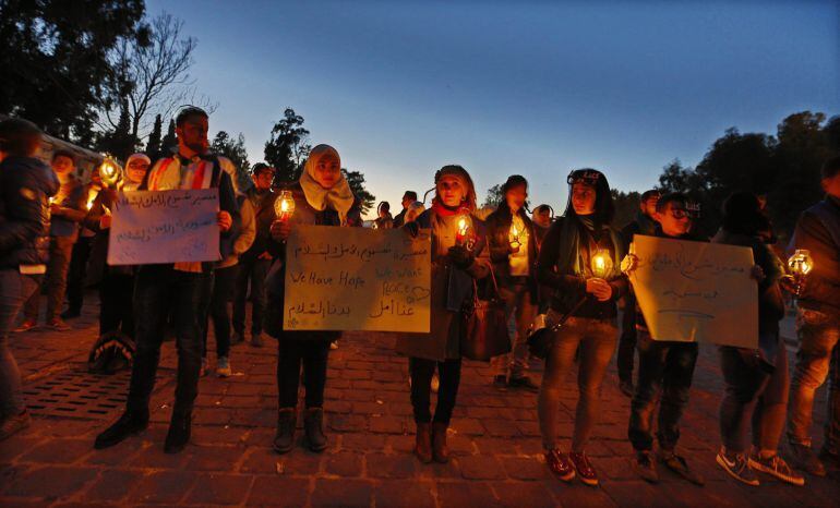 Ciudadanos sirios durante una vigila por la paz en Damasco