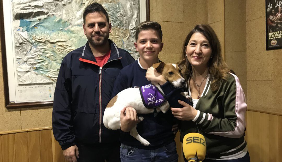 Pablo Serrano junto a sus padres y a su perro Oki en el estudio de SER Cuenca.