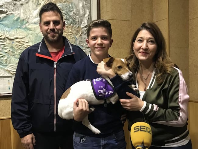 Pablo Serrano junto a sus padres y a su perro en el estudio de SER Cuenca en 2019.