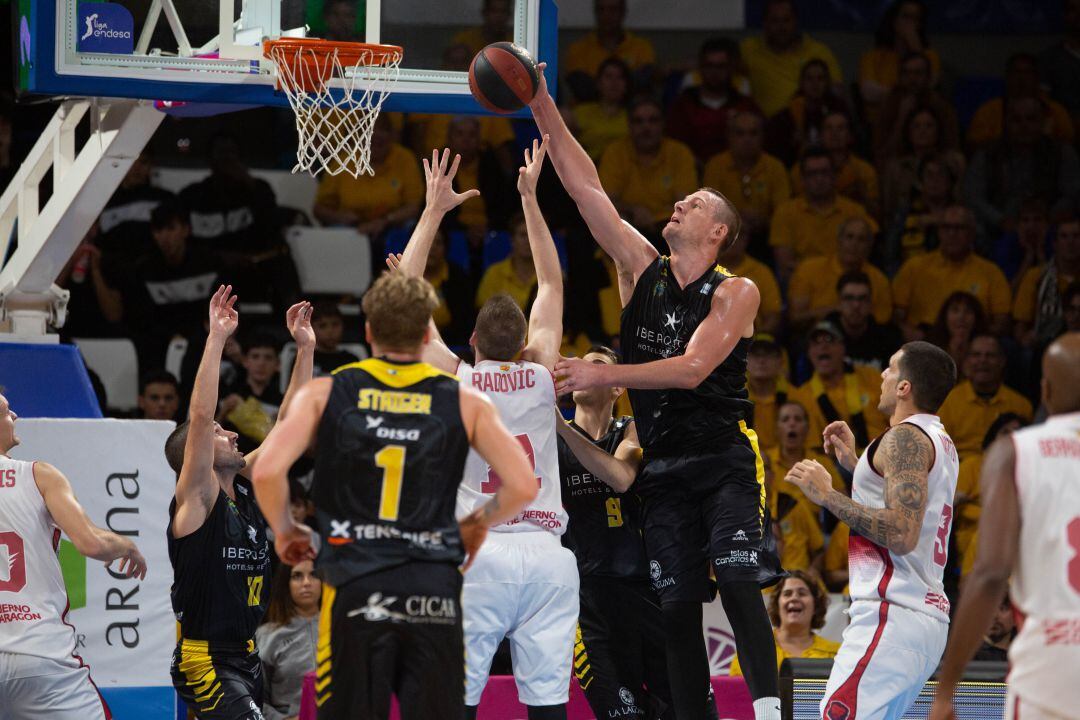 Iverson trata de anotar ante Radovic y Martín