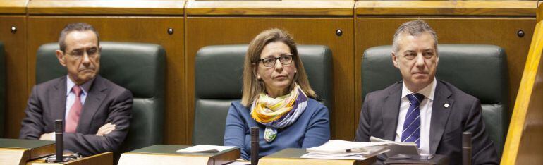El lehendakari, Iñigo Urkullu, y los consejeros de Medio Ambiente y Política Territorial, Ana Oregi, y de Empleo y Políticas Sociales, Ángel Toña, durante la sesión plenaria de hoy en el Parlamento Vasco