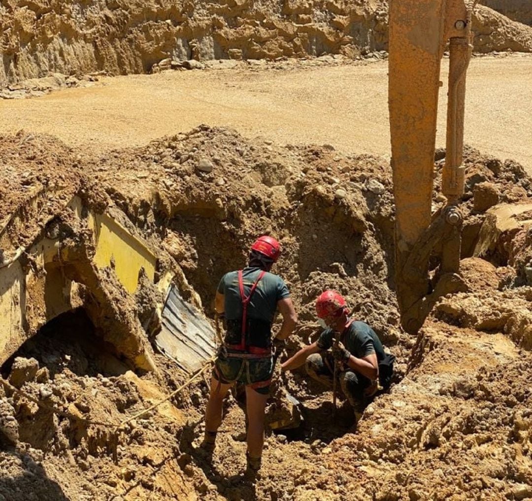 Labores de rescate del cuerpo del trabajo atrapado por el lodo en una cantera de Villanueva de la Reina.