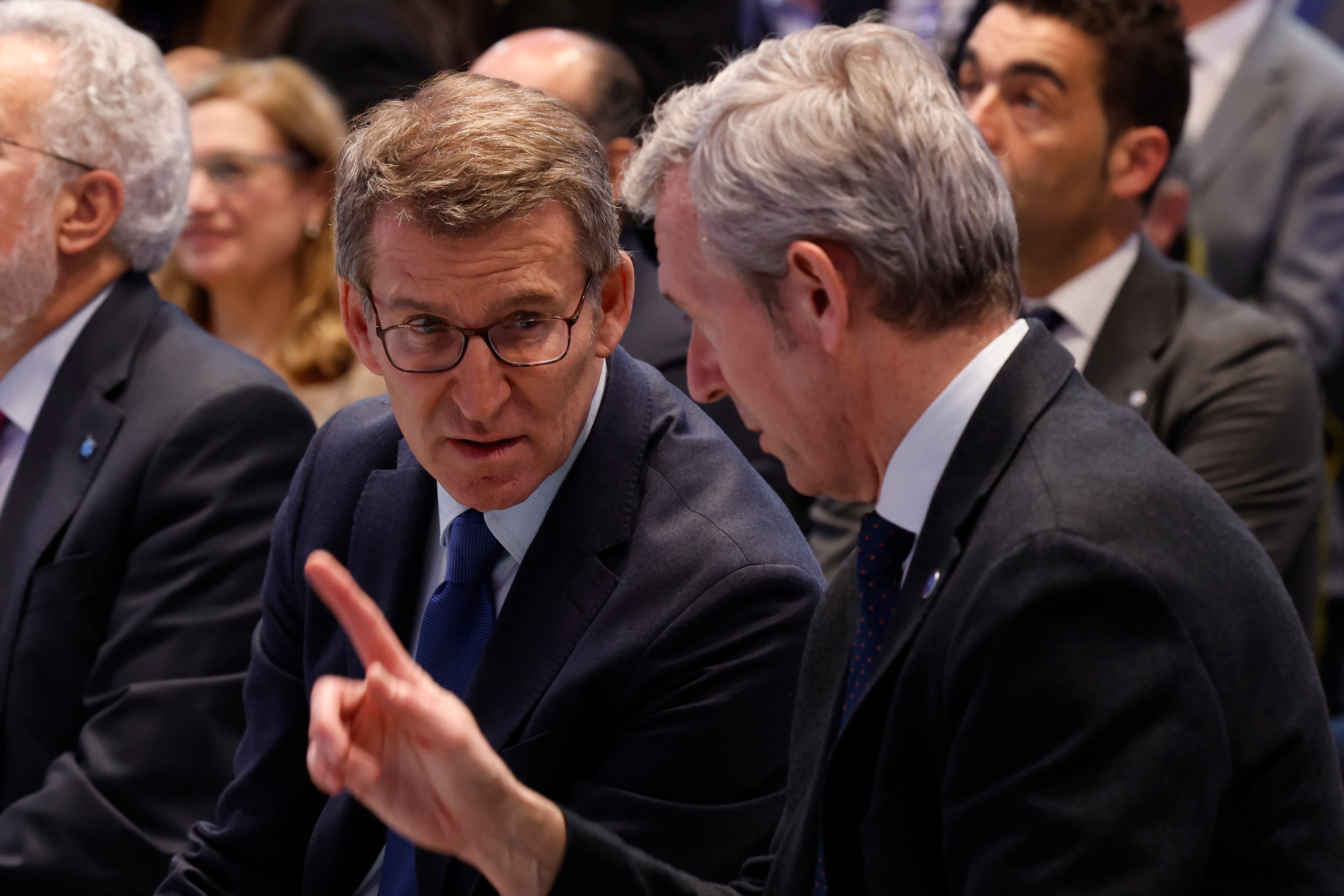 MADRID, 20/01/2023.- El presidente de la Xunta de Galicia, Alfonso Rueda (c), conversa con el presidente nacional del Partido Popular, Alberto Núñez Feijóo (c), durante la presentación de &quot;Clúster Turismo de Galicia: diez años sumando esfuerzos para impulsar un sector estratégico&quot;, este viernes, en el marco de una nueva jornada de la Feria Internacional de Turismo FITUR 2023, en el recinto ferial IFEMA, en Madrid. EFE/ J.J. Guillén
