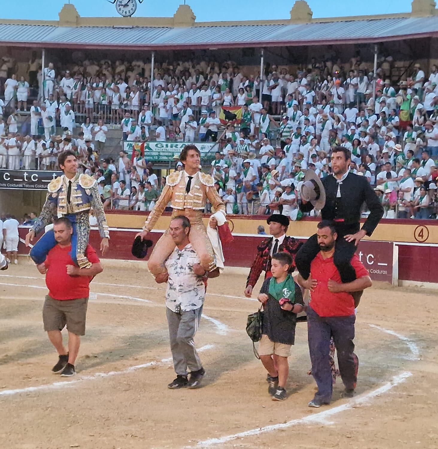 Cayetano, Roca Rey y el mayoral de El Pilar salieron a hombros en Huesca