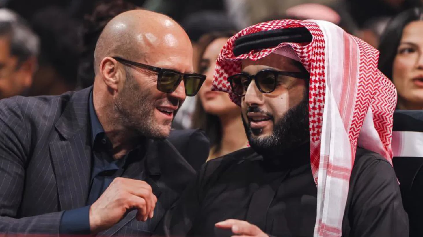 El presidente del Almería, Turki Al-Sheikh, con el actor Jason Statham en un gran evento de boxeo en Arabia Saudí.