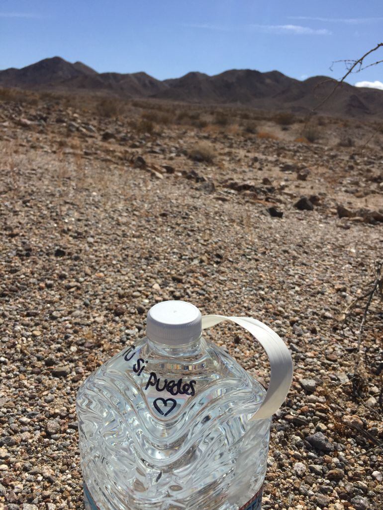 Botella de agua colocada en el desierto por la organización Ángeles de la Frontera