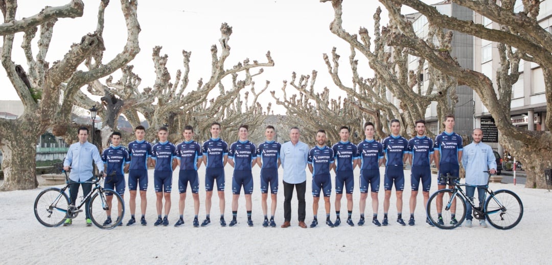 Formación del C.C. Padronés Cortizo Anova en la Alameda de Padrón