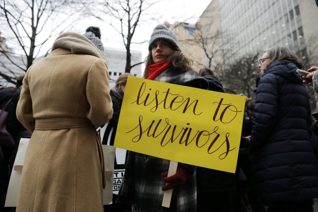 Weinstein llega a la corte para iniciar juicio entre protestas de feministas