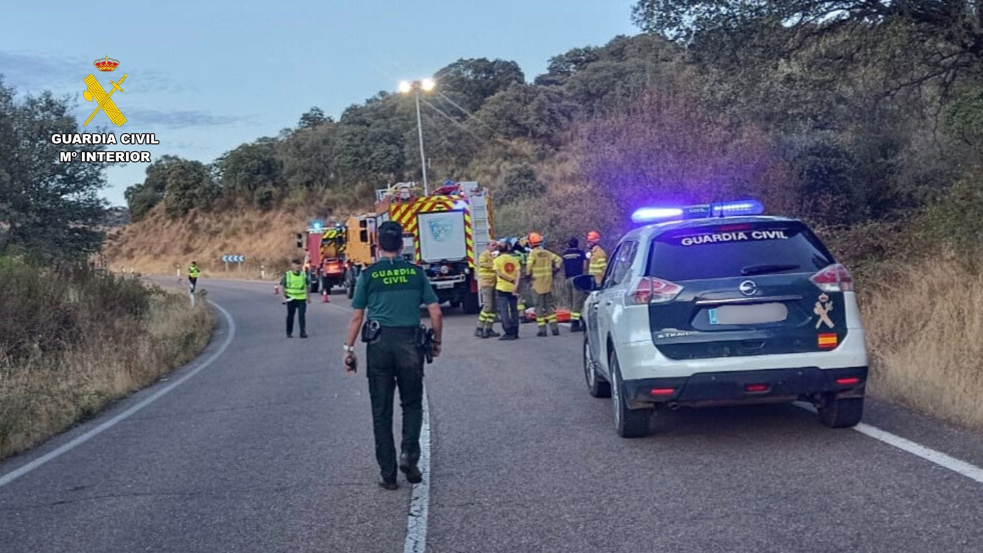 Bomberos y Guardia Civil en el lugar del suceso