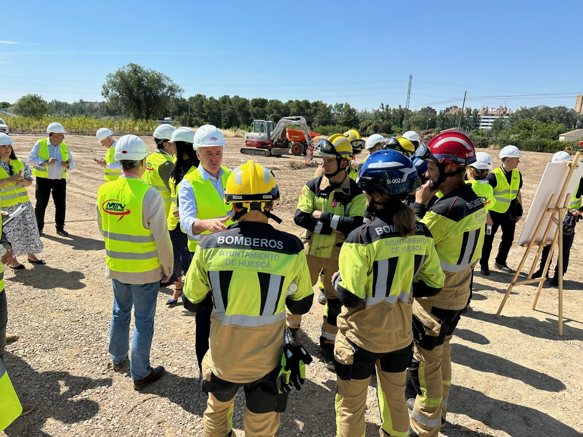 Imagen de junio de 2024 cuando el presidente de Aragón Jorge Azcón visitó el lugar donde se ubicará el futuro Centro de Seguridad y Emergencias de Huesca