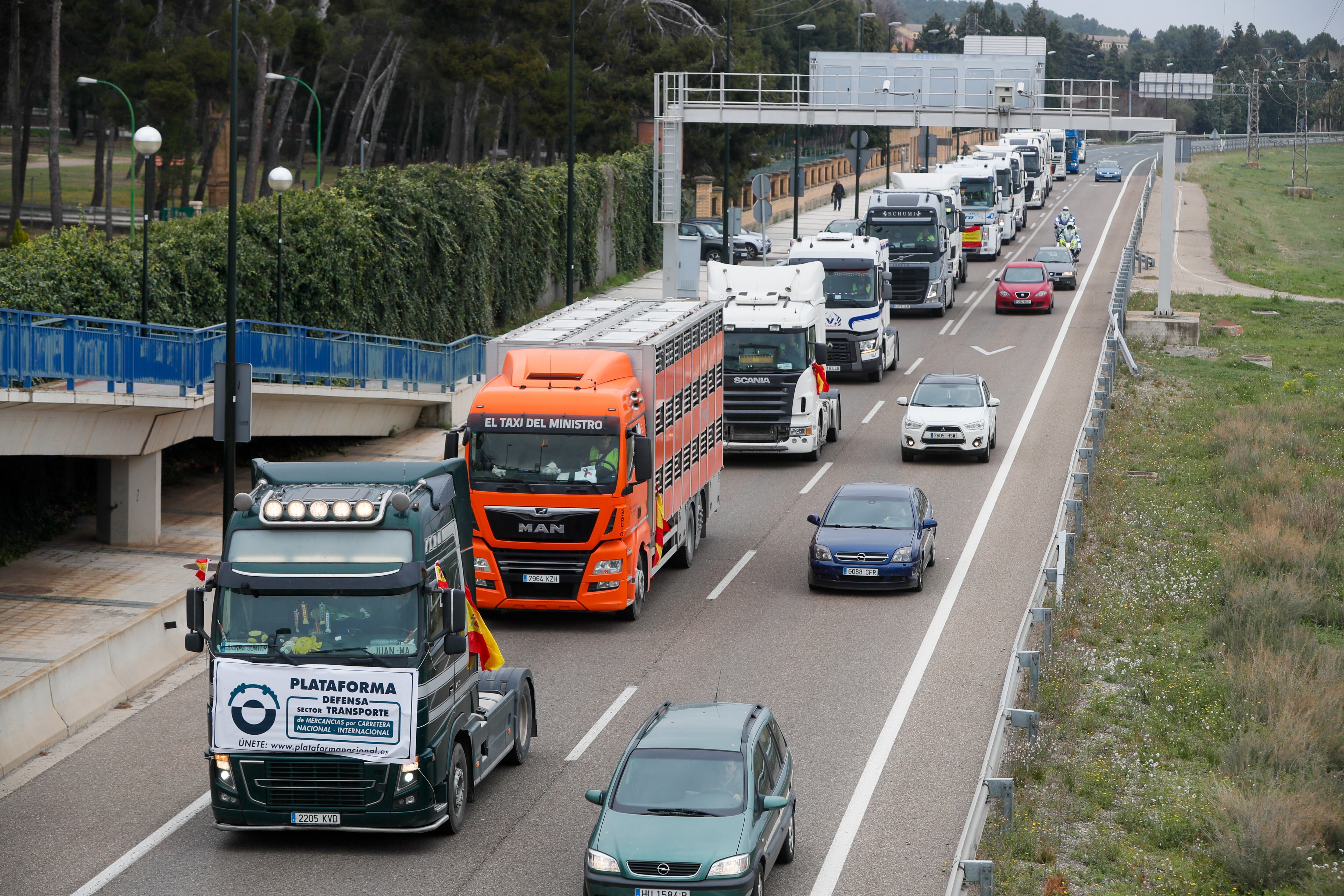 GRAF4962. ZARAGOZA, 23/03/2022.- Camioneros de la plataforma en defensa del sector del transporte en Zaragoza circulan con sus camiones por las carreteras de la provincia en el décimo día de la huelga de transportistas. EFE/ Javier Cebollada
