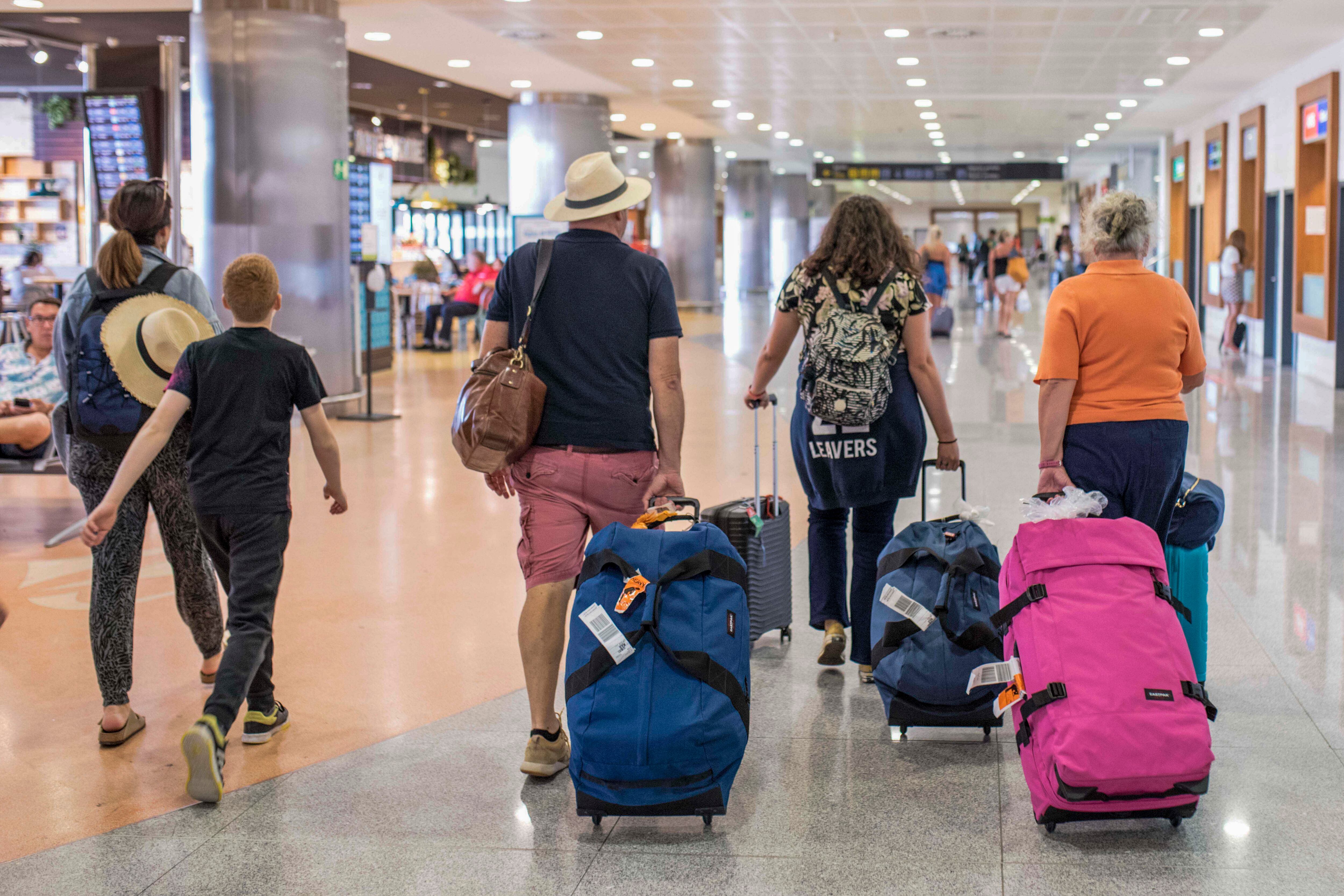 MENORCA, 28/07/2023.- Una familia camina por el aeropuerto de Menorca. EFE/ David Arquimbau Sintes. Archivo