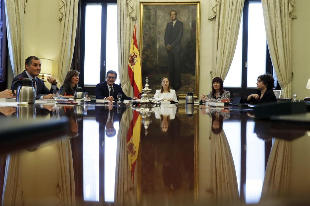 La presidenta del Congreso de los Diputados, Ana pastor, la diputada del PP Alicia Sánchez-Camacho (2i), Micaela Navarro PSOE (2d), Gloria Elizo de Podemos (d), e Ignacio Prendes de Ciudadanos (3i), durante la reunión de la Mesa de la Diputación Permanente.