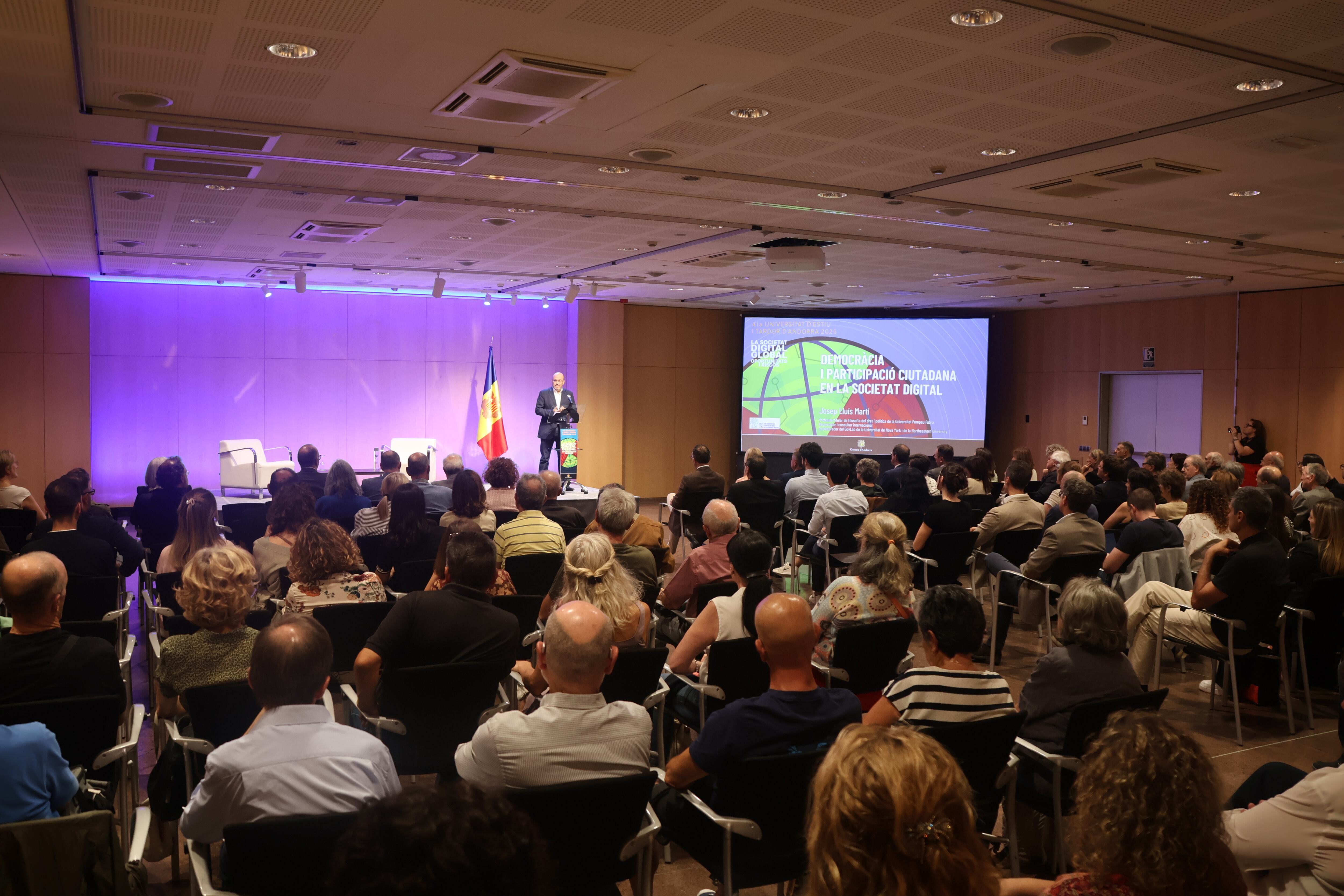Un moment de la jornada inaugural de la 41a Universitat d'Estiu i Tardor d'Andorra a càrrec del professor Josep Lluís Martí.