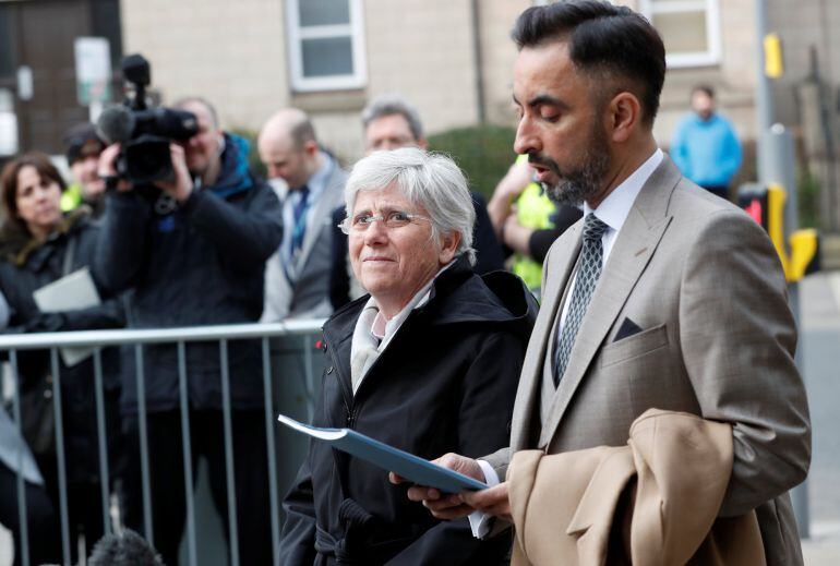 Clara Ponsatí amb el seu advocat, Aamer Anwar, abans d'entregar-se a una comissaria d'Edimburg