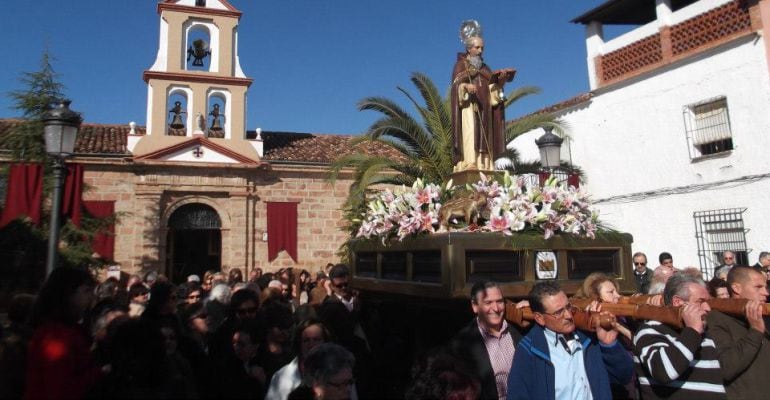 Procesión de San Antón por las calles de Arquillos.