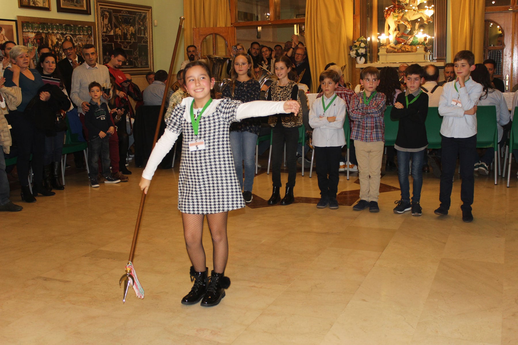 Valeria Abad Botí, en su primer desfile después de ser elegida para el cargo junto al resto de candidatos, su predecesora y la Sargento Infantil Cristiana