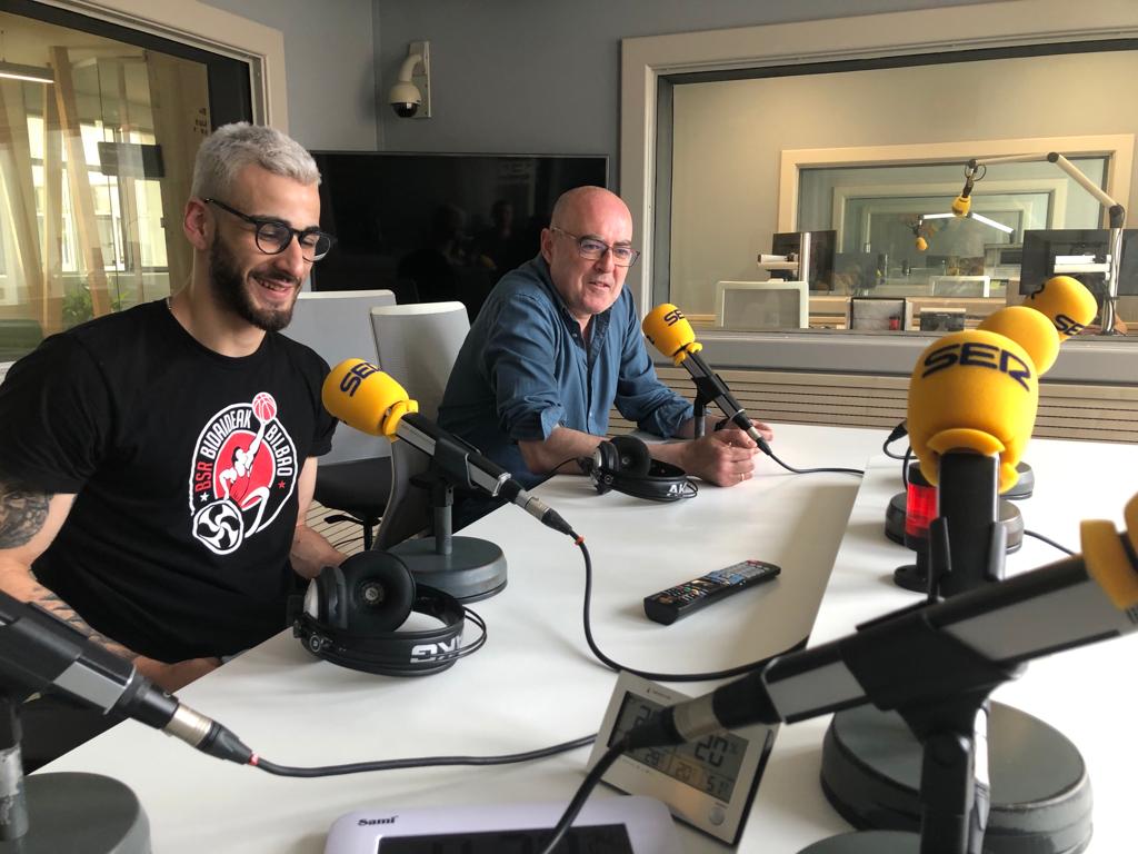 Manu Lorenzo en los estudios de Radio Bilbao