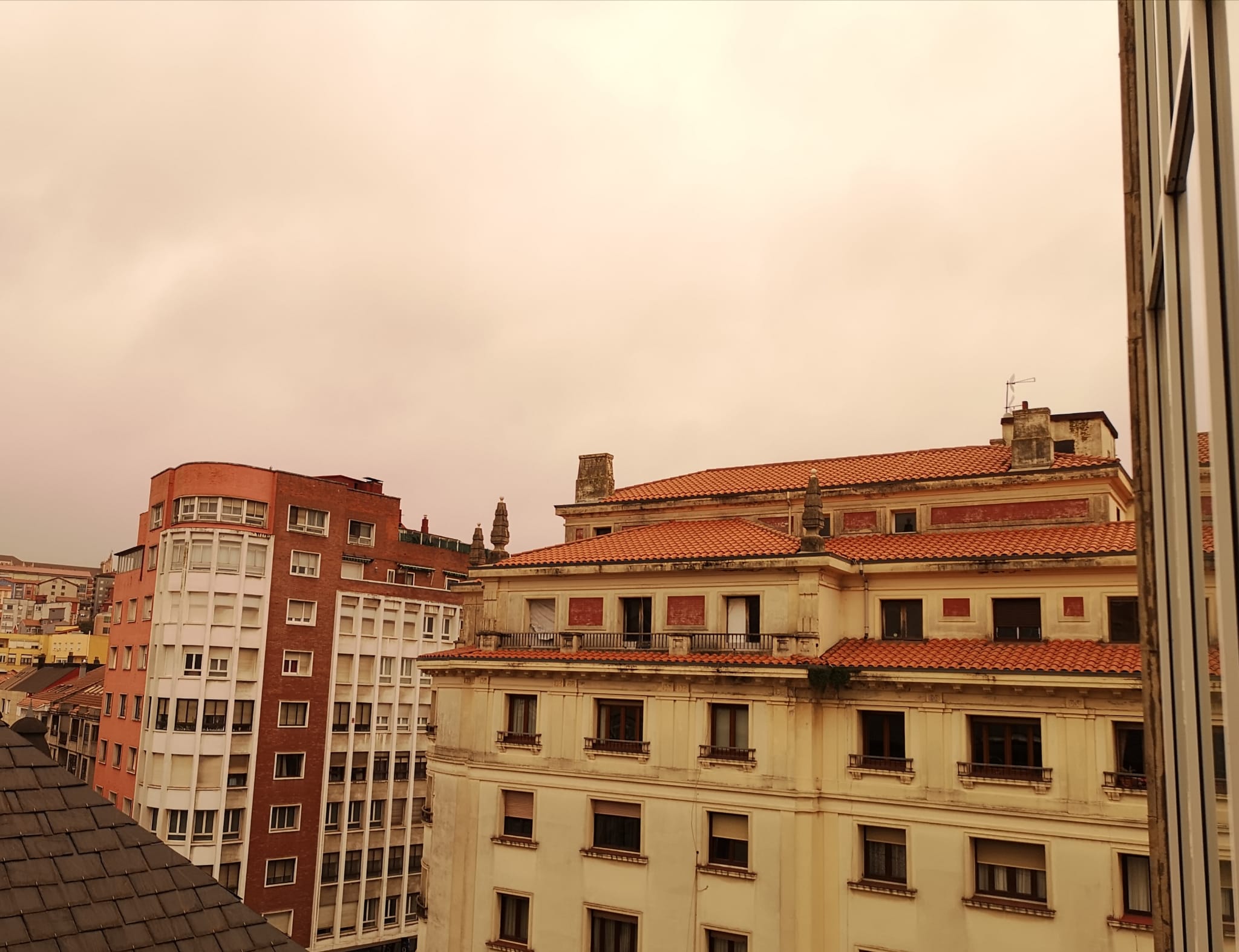 Cielo rojizo que deja la calima en Santander