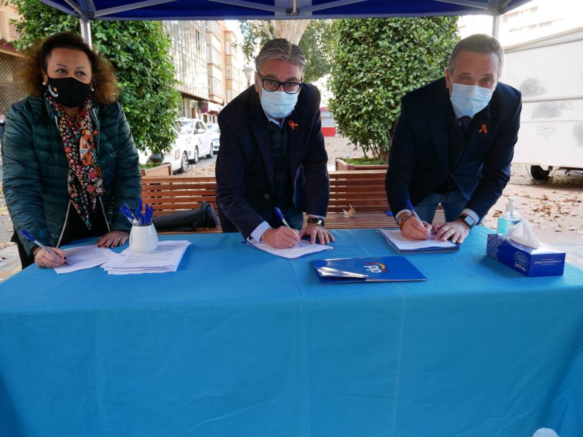 El PP ha recogido firmas en Cartagena contra la ley Educativa del Gobierno de España