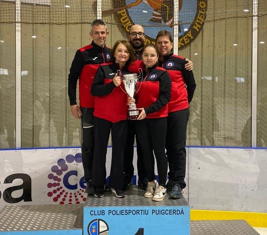 El equipo del CH Jaca en el podio como campeón de España