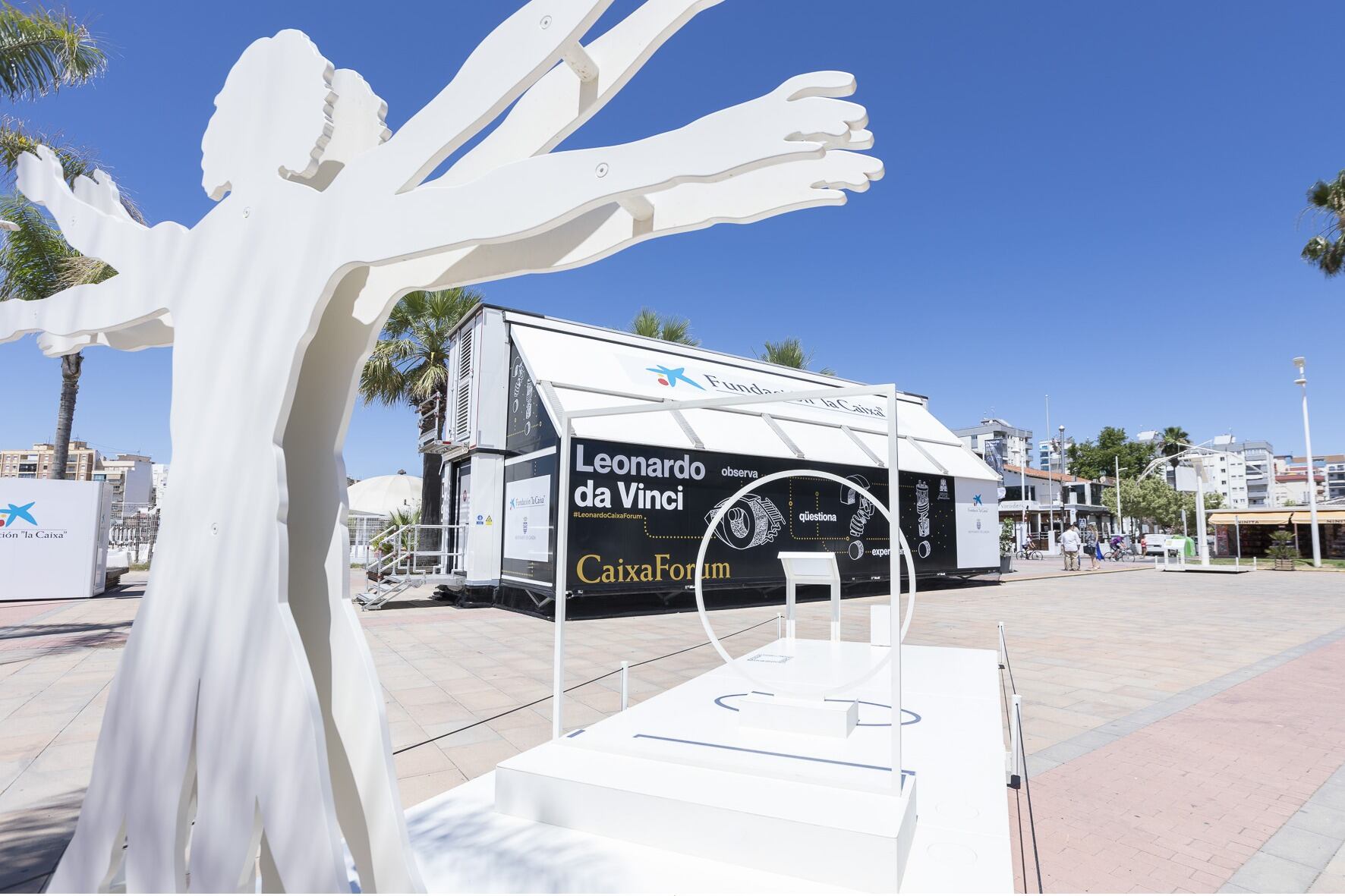 La exposición se puede visitar hasta el próximo 21 de julio en el Moll dels Borja de la playa.