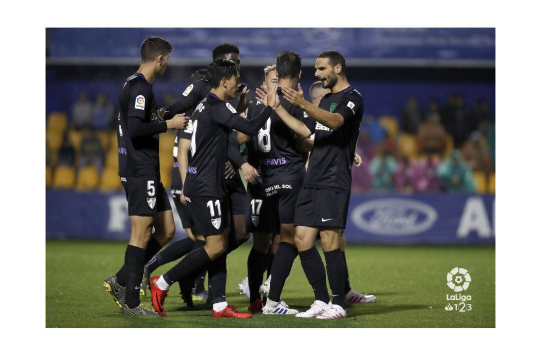 David Lombán celebra junto a sus compañeros uno de los goles del Málaga contra el Alcorcón.