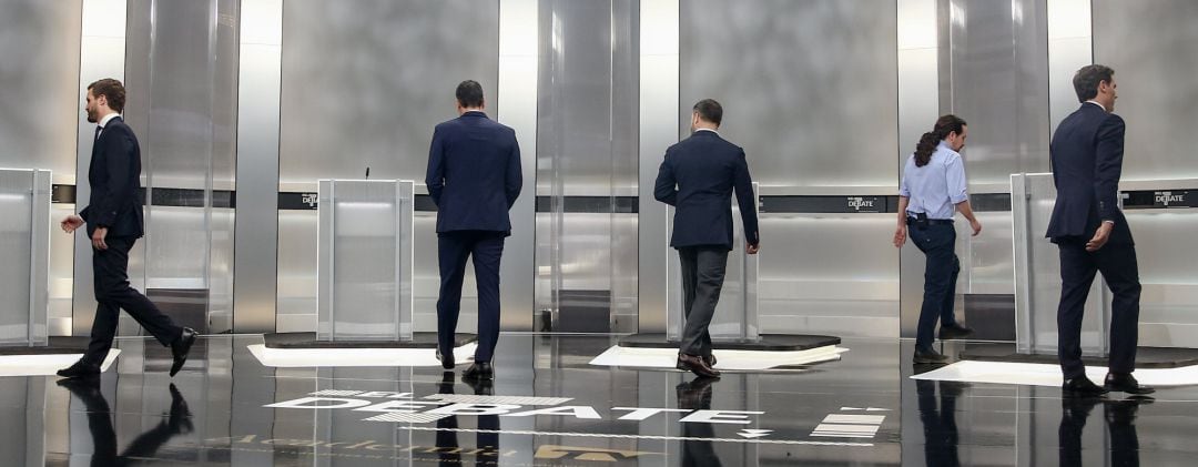 Pedro Sánchez, Pablo Casado, Pablo Iglesias, Albert Rivera y Santiago Abascal antes del debate electoral en televisión en el Pabellón de Cristal de la Casa de Campo de Madrid el 4 de noviembre de 2019.