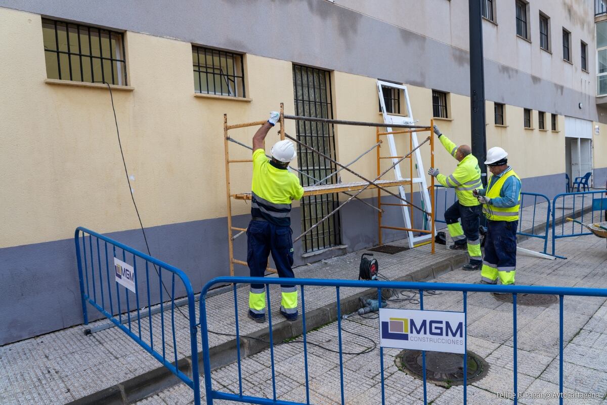 Operarios trabajan en la construcción del aula de estudio de Santa Lucía