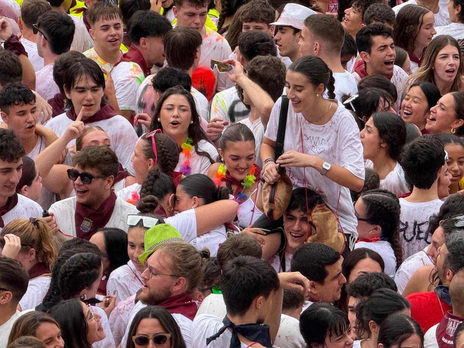 Logroño ha celebrado el comienzo de las fiestas de San Mateo 2025 con el lanzamiento del cohete desde la plaza del Ayuntamiento.
