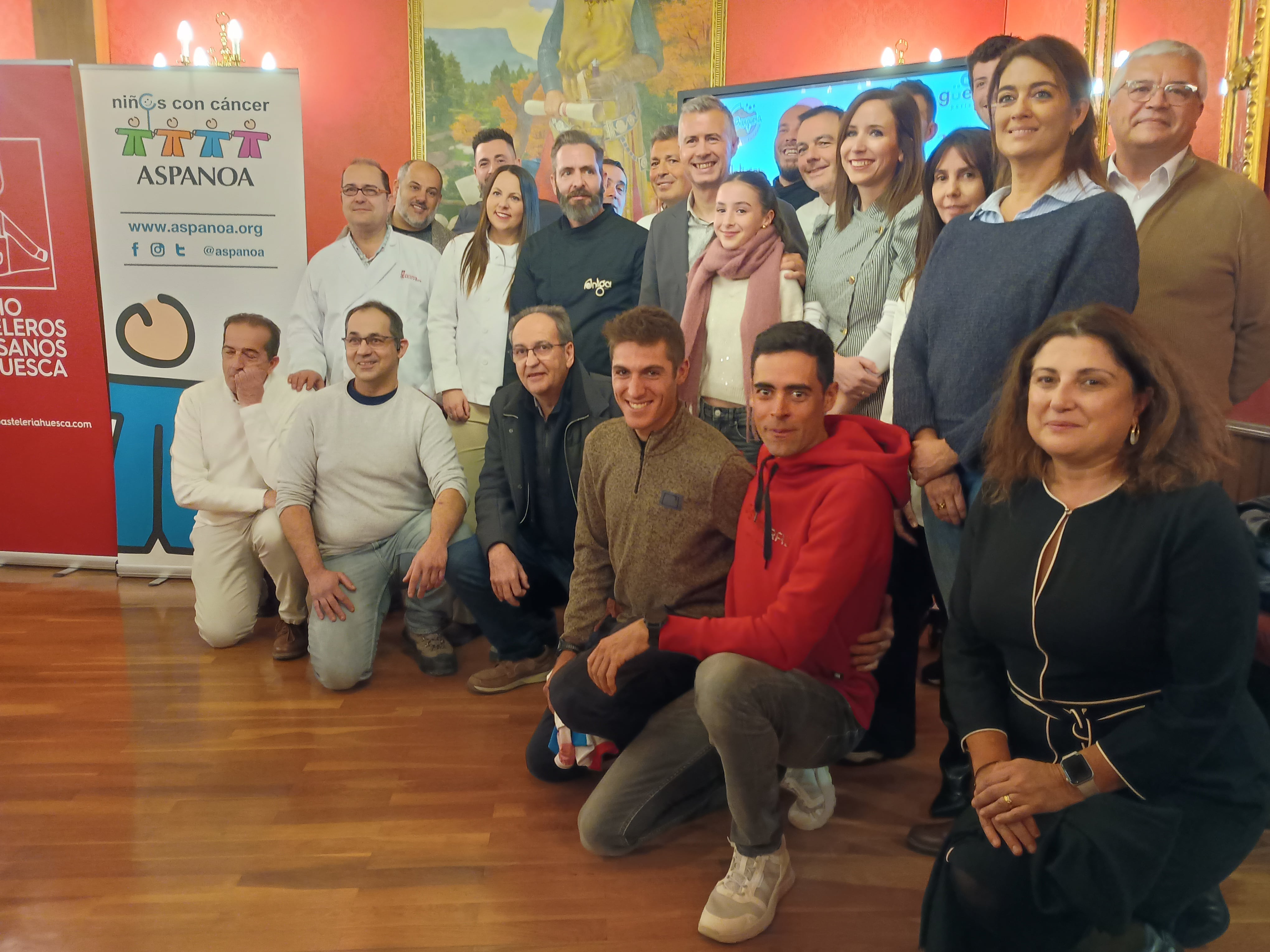 Pasteleros, concejales, diputado, invitados al finalizar el acto