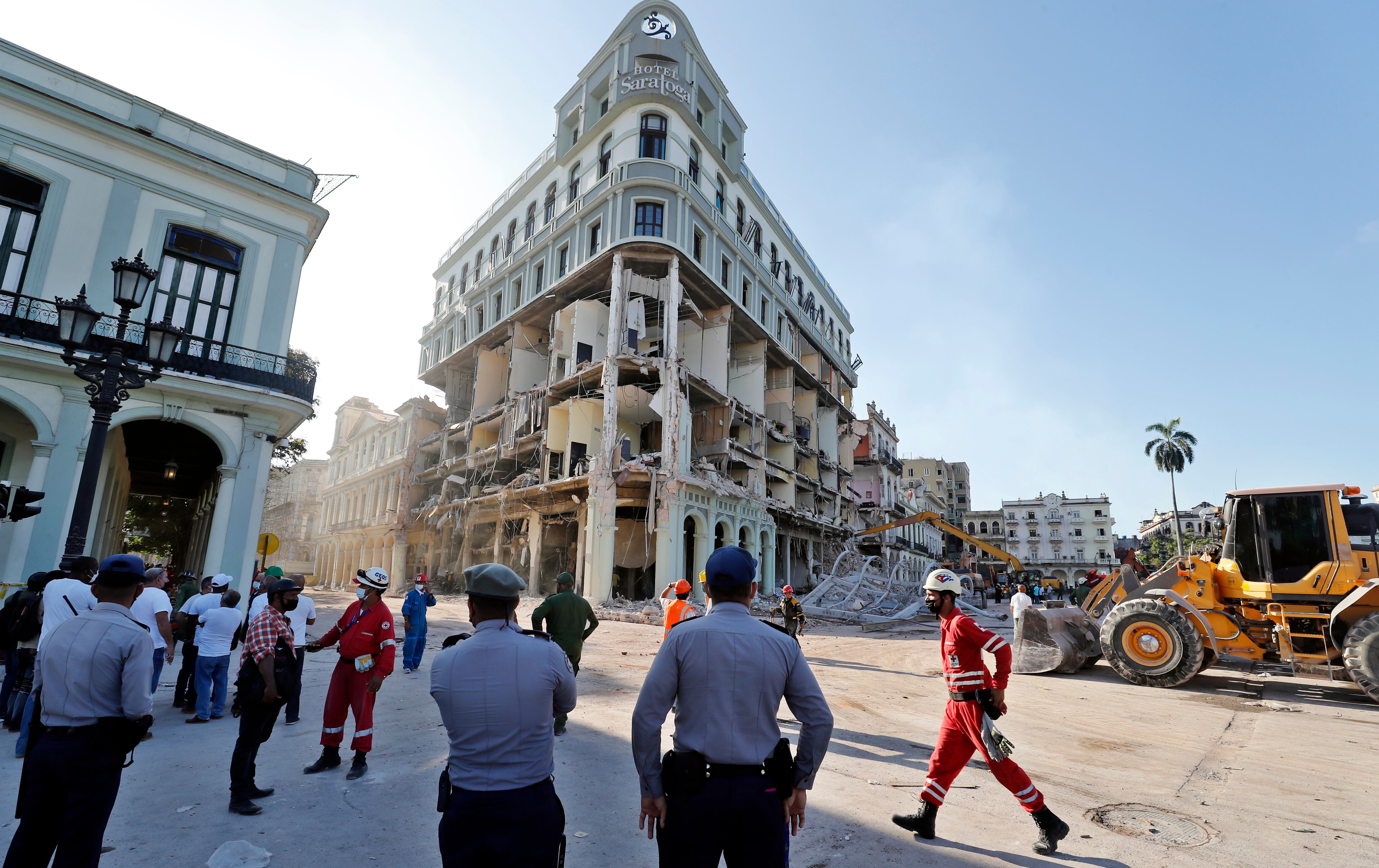 AME7504. LA HABANA (CUBA), 07/05/2022.- Continúan hoy las labores de rescate donde ocurrió una explosión ayer en el Hotel Saratoga, en La Habana (Cuba). La cantidad de fallecidos por la explosión ocurrida la víspera en el hotel Saratoga en La Habana aumentó a 26, incluida una turista española, informaron este sábado las autoridades cubanas. EFE/Ernesto Mastrascusa
