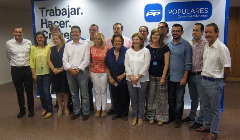 Rita Barberá, en el centro, junto a Eva Ortiz (i) e Isabel Bonig (d), en el acto en que se designó a Ortiz como nueva coordinadora general del PP en 2015.