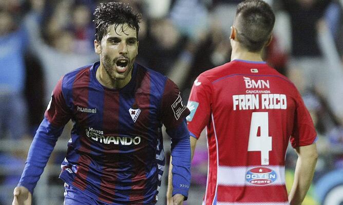 Eneko Bóveda celebra el gol del empate del Eibar ante el Granada.