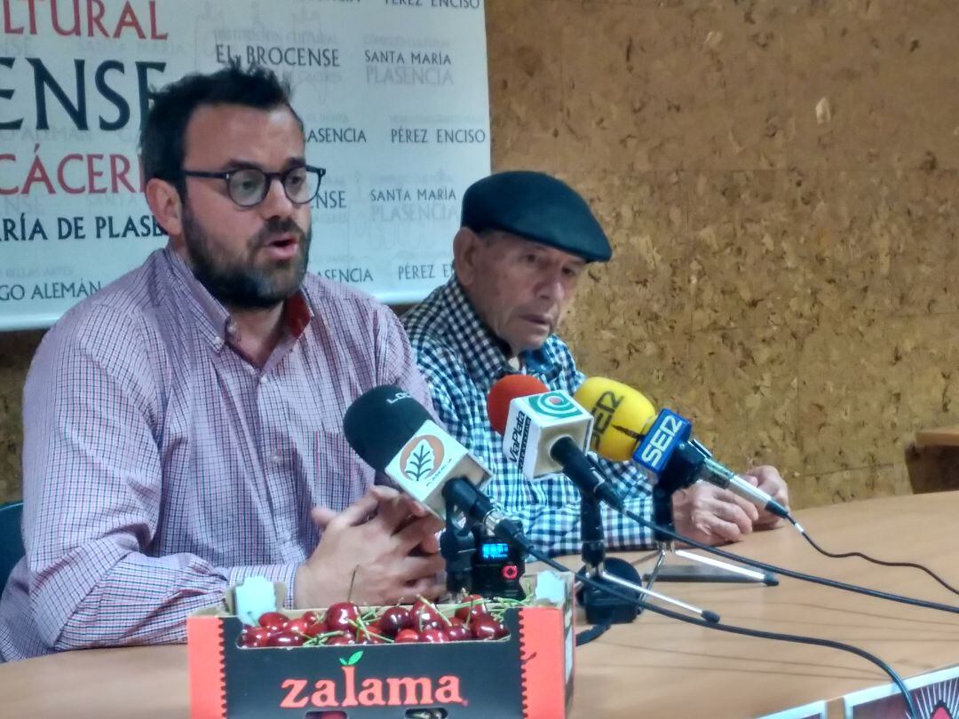 El alcalde en funciones de Piornal (izq), Ernesto Agudíez, y el vecino filántropo (dcha), Jesús Vicente