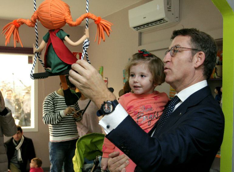 Alberto Núñez Feijoo durante una visita a un colegio en Ourense