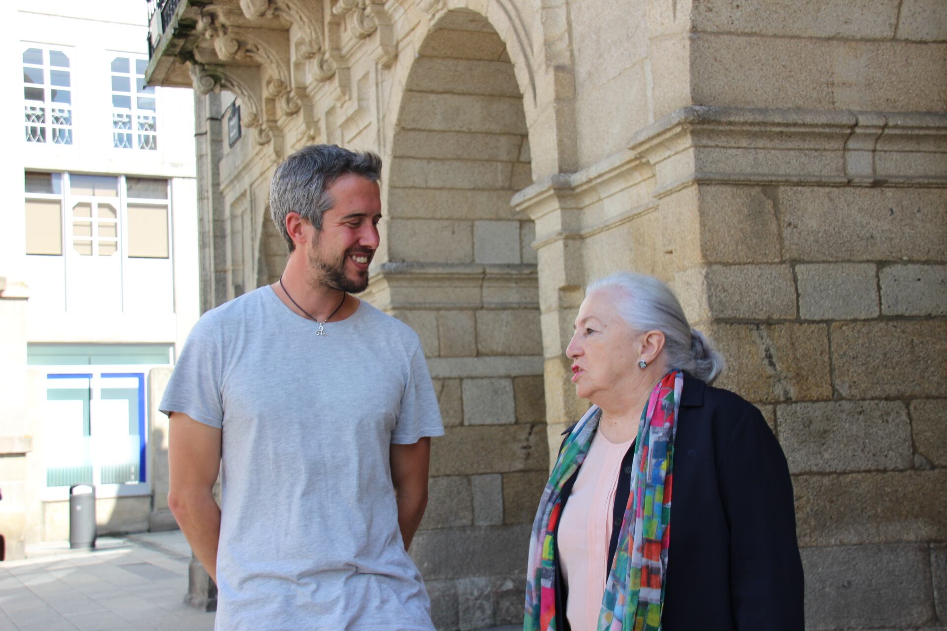 Rubén Arroxo, tenente de alcaldesa, e a actriz Tareixa Castro, na presentación do Circuito Galego de Teatro Amador