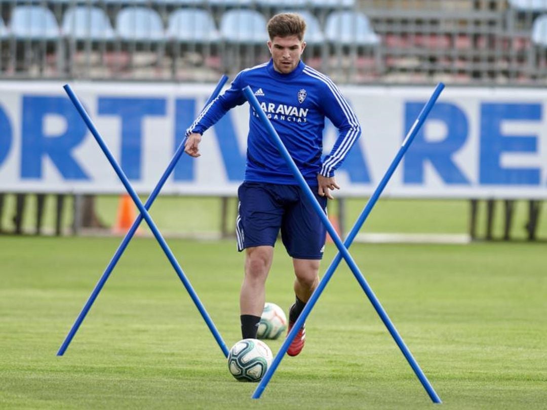 Raúl "Guti" conduce el balón en una sesión de entrenamiento