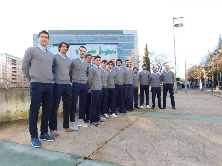 La plantilla del Ademar posa con su nueva equipación