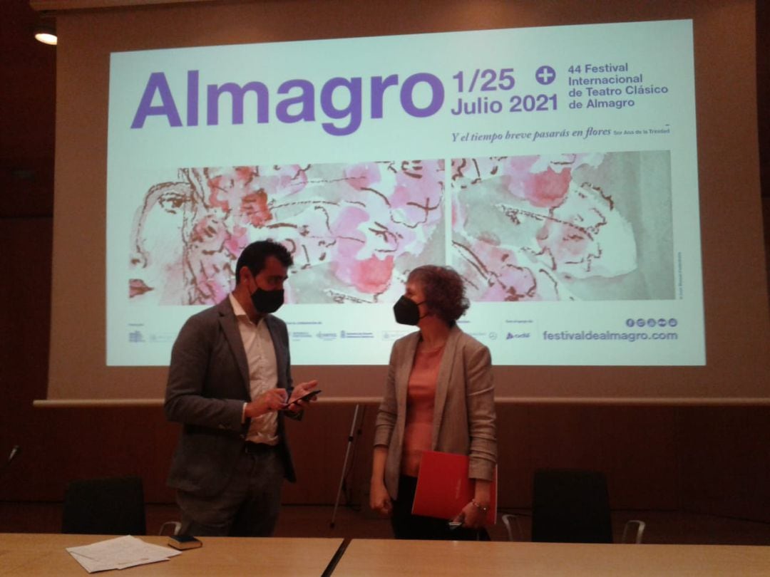 La consejera de Cultura del Gobierno de Navarra, Rebeca Esnaola, junto al director artístico del Festival de Teatro Clásico de Almagro, Nacho García, tras la presentación de la participación de grupos navarros en la próxima edición del festival manchego.