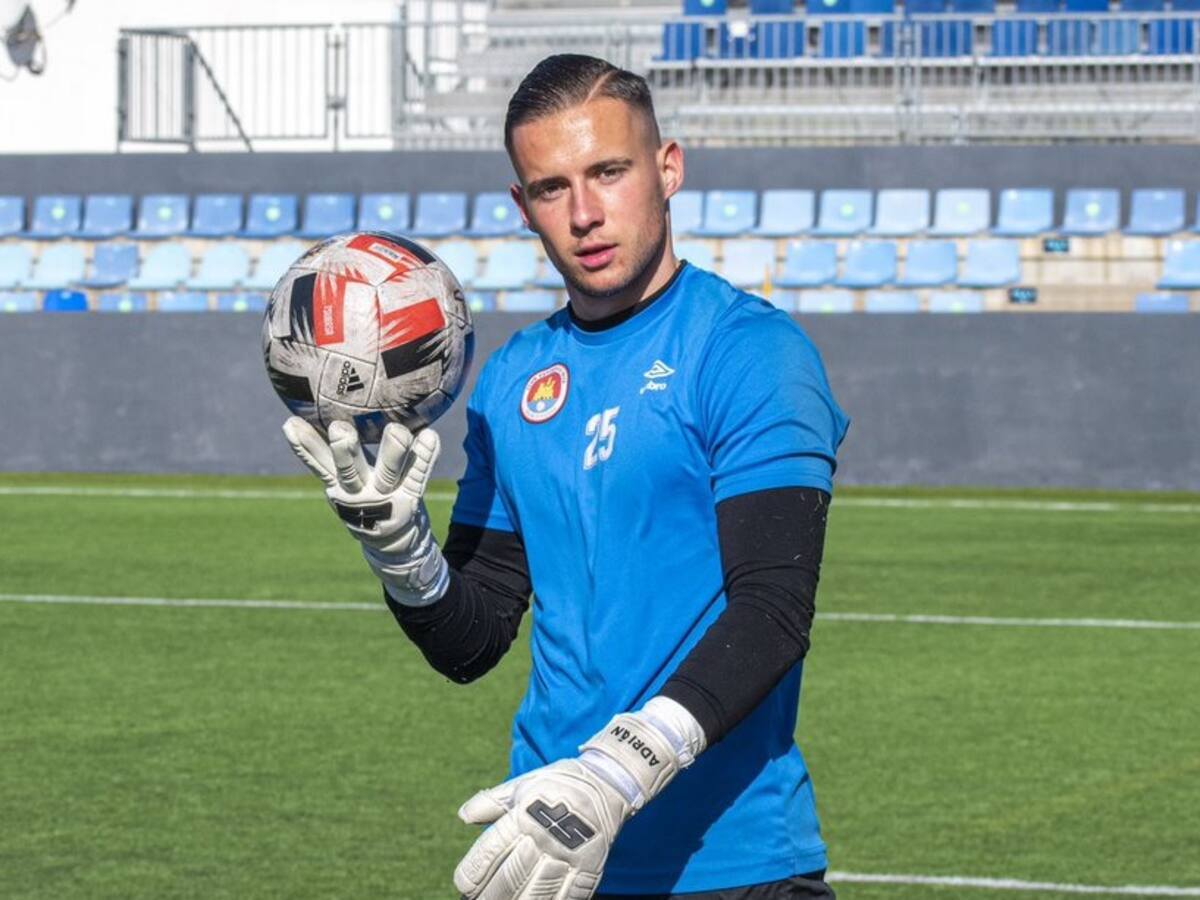Adrián Álvarez llega a la portería de la Arandina