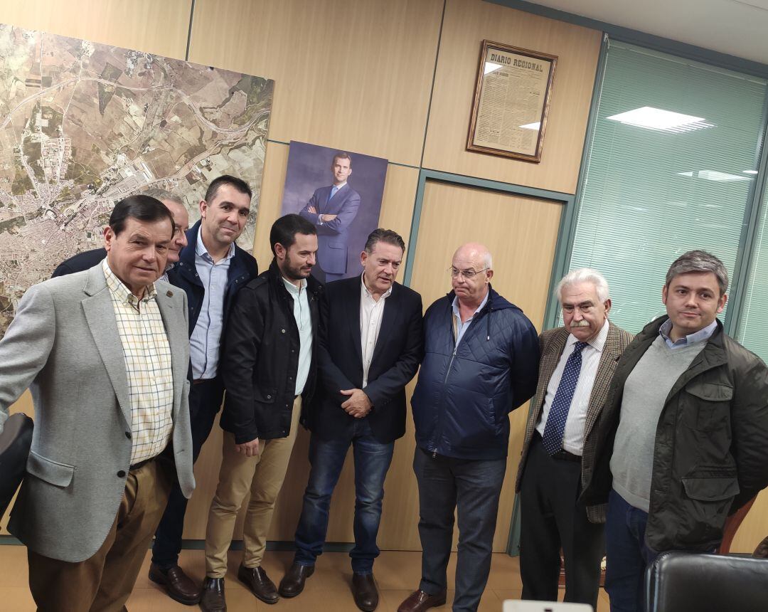 Raúl Caro con representantes del sector agrícola.