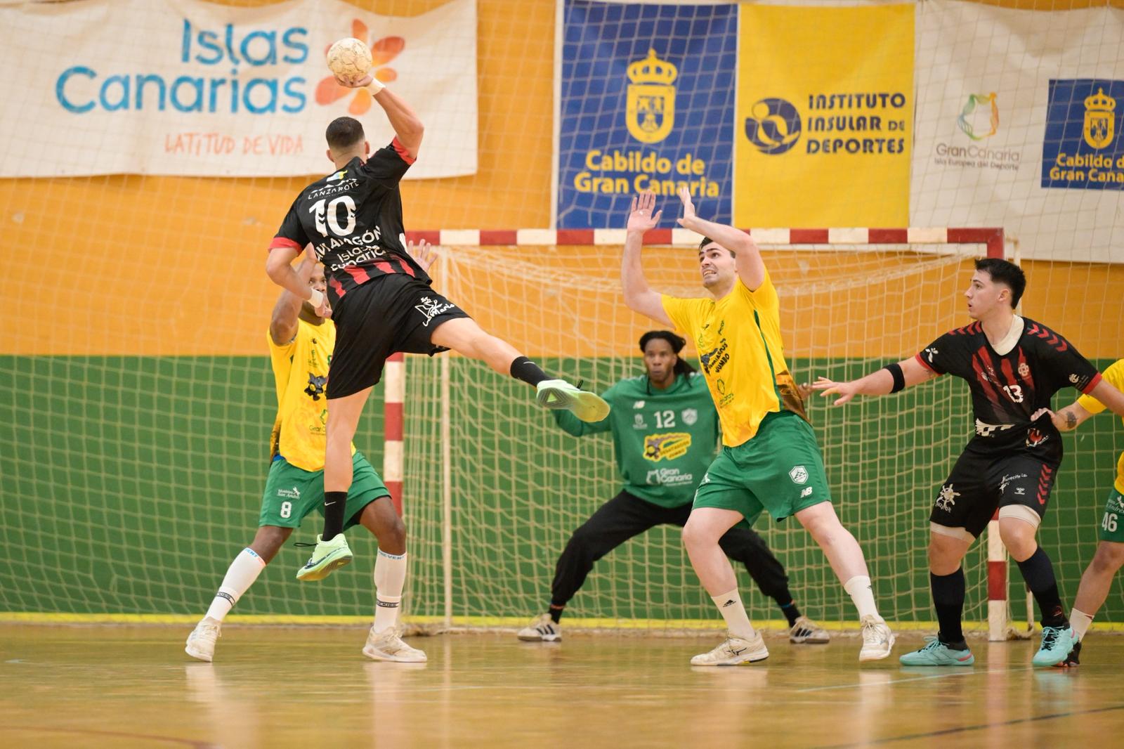 Lanzamiento del Balonmano Lanzarote Ciudad de Arrecife ante el Gáldar Gran Canaria.