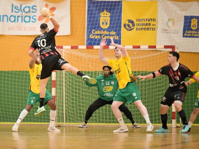 Lanzamiento del Balonmano Lanzarote Ciudad de Arrecife ante el Gáldar Gran Canaria.