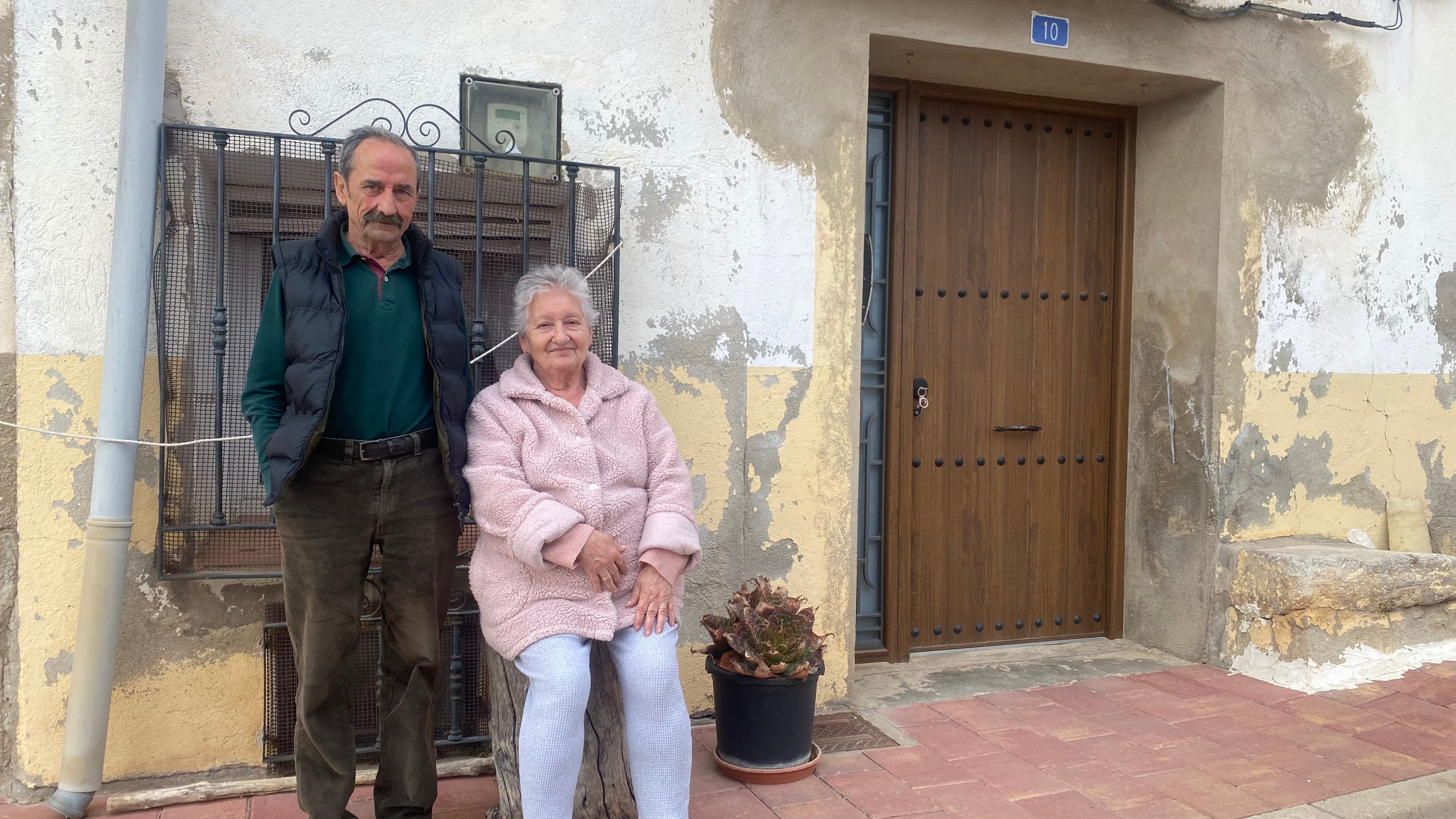 José Castellano y Carmen Yuste en la puerta de su casa en Castillo-Albaráñez (Cuenca).