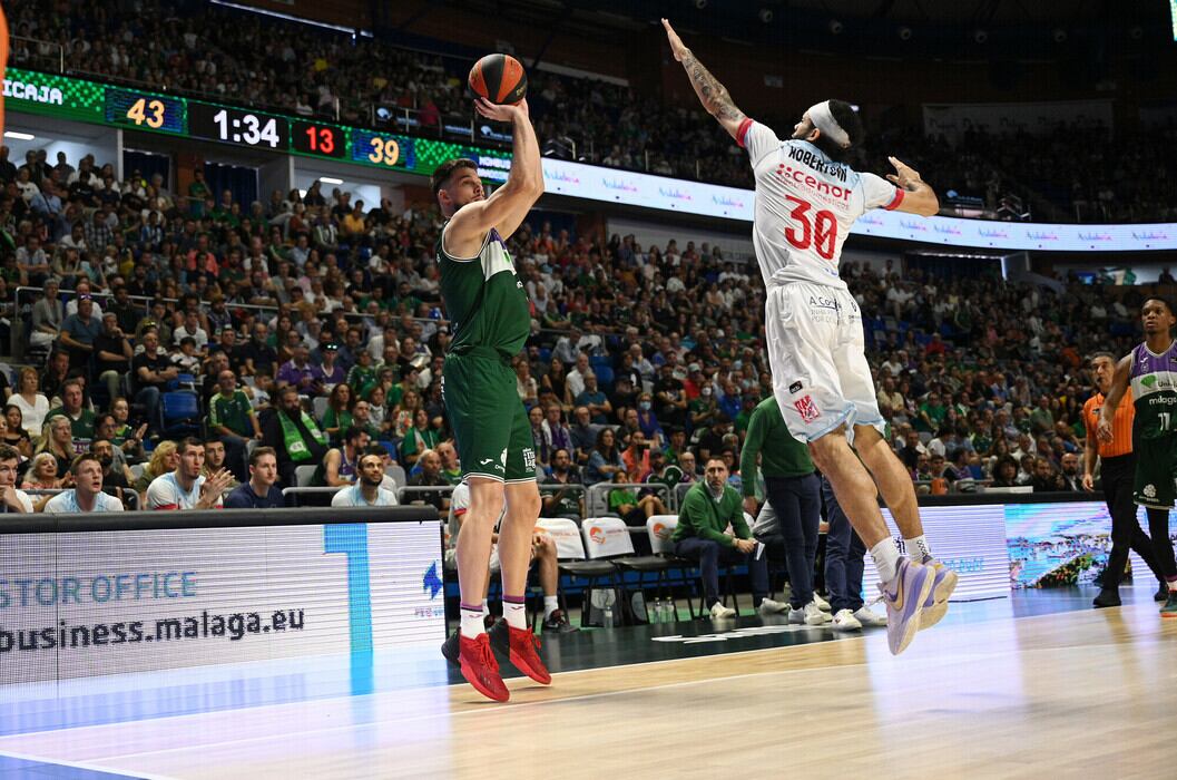 Robertson intenta dificultar el lanzamiento a canasta de Jonathan Barreiro (ACB photo/G.Pozo)